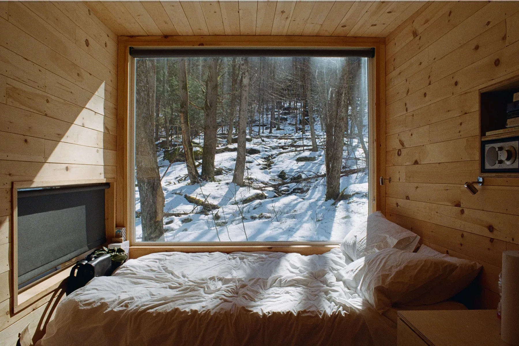 Can You Live in a Log Cabin Year-Round? Walls, Insulation and Heating That Make It Work